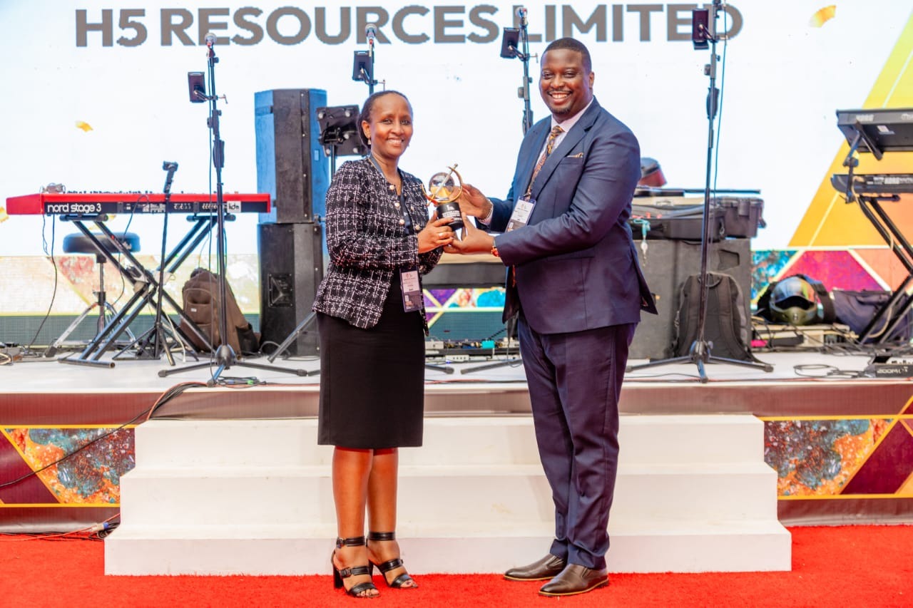 Fiona Ntoreine and a presenter hold a globe-shaped trophy on stage; the screen behind them reads H5 Resources Limited.